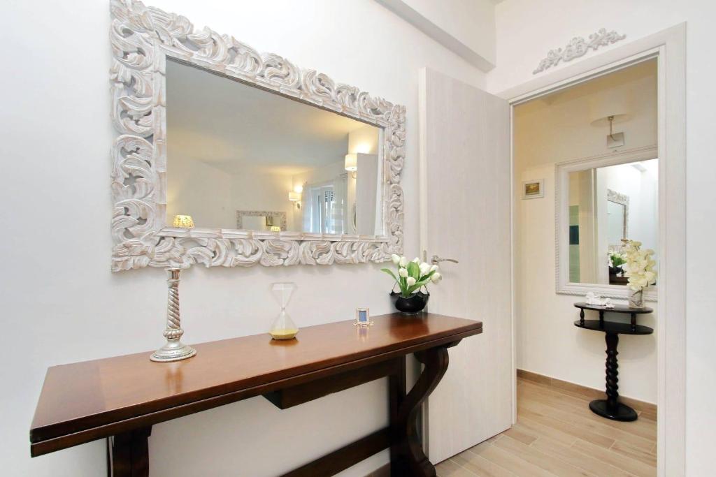 Entryway/hallway with ornate mirror and wooden console